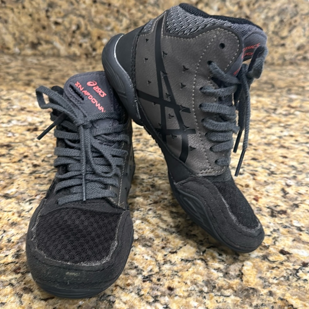 Kids size 12 ASICS snap down wrestling shoes. Good used condition